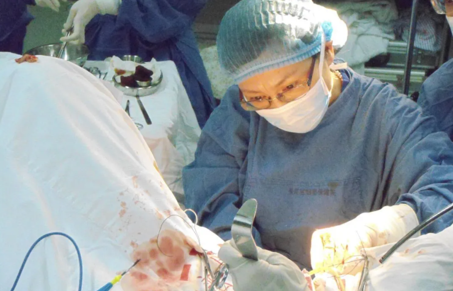 Dr. Lu Chunyan | Expert in Minimally Invasive Gynecologic Surgery and Pelvic Floor Reconstruction