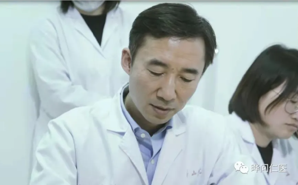 Dr. Li Wei | A Dermatologist Specializing in Atopic Dermatitis and Allergic Skin Disease